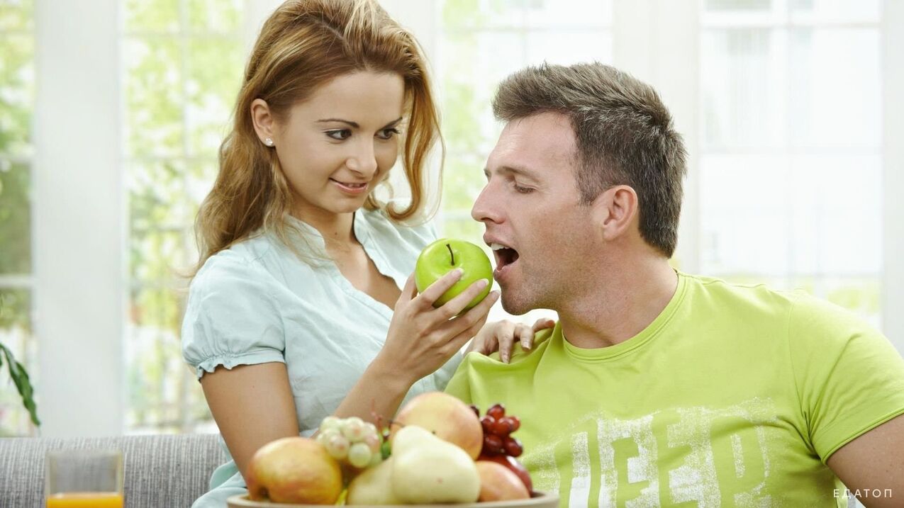 La ragazza alimenta l'uomo cibo sano